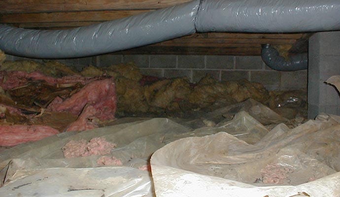 A damp and wet crawl space