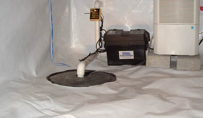 Crawl space encapsulation with vapor barrier and sump pump backup system