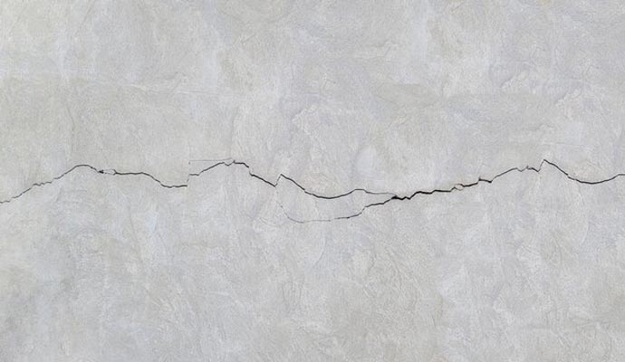 horizontal cracks on the wall
